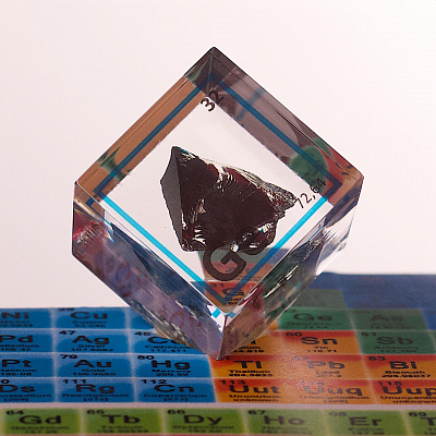 Акриловый кубик. Германий (Ge). 25x25x25 мм.