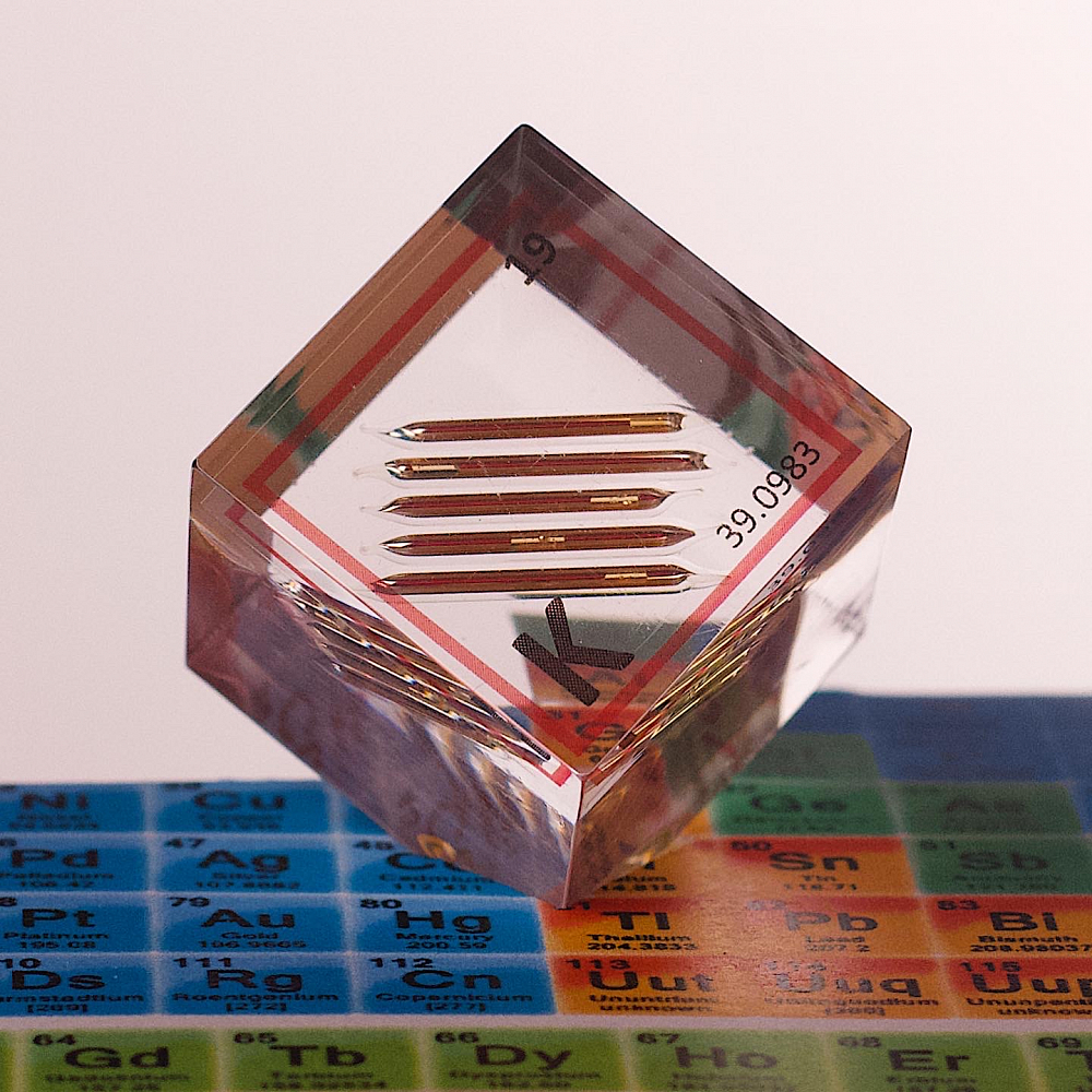 Акриловый кубик. Калий (K). 25x25x25 мм.